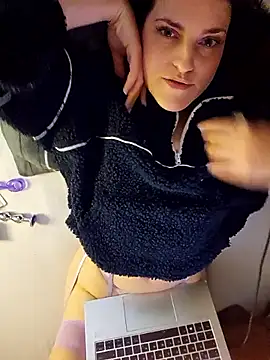 BelleFelicitas online show from April 12, 2026, 10:09 am