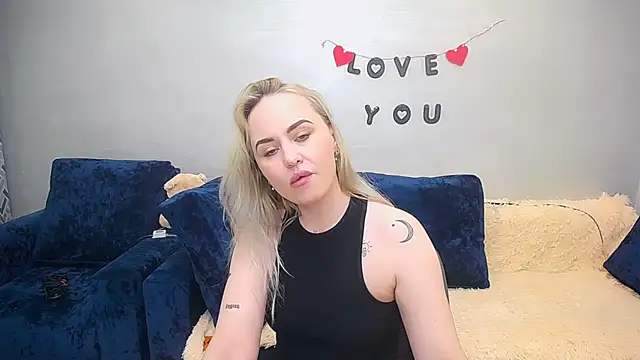 Snapshot of LiluMoon__ chatting on April 1, 2026, 12:17 pm LiluMoon online show from April 1, 2026, 12:17 pm