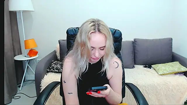 Snapshot of LiluMoon__ chatting on April 1, 2026, 1:41 pm LiluMoon online show from April 1, 2026, 1:41 pm