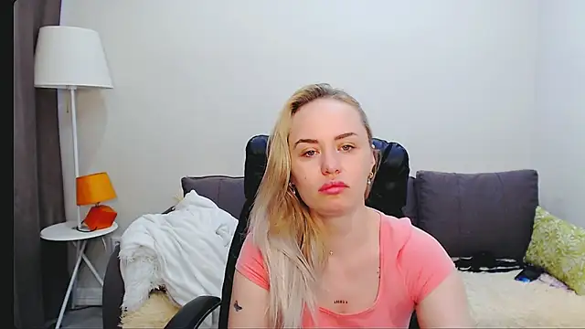Snapshot of LiluMoon__ chatting on April 2, 2026, 6:33 am LiluMoon online show from April 2, 2026, 6:33 am