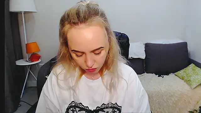 Snapshot of LiluMoon__ chatting on April 2, 2026, 6:38 pm LiluMoon online show from April 2, 2026, 6:38 pm