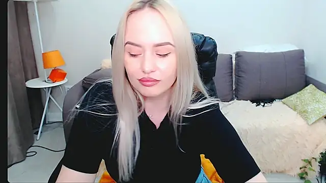Snapshot of LiluMoon__ chatting on April 3, 2026, 3:54 pm LiluMoon online show from April 3, 2026, 3:54 pm