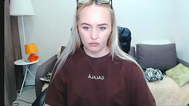 Snapshot of LiluMoon__ chatting on April 4, 2026, 3:09 pm LiluMoon online show from April 4, 2026, 3:09 pm