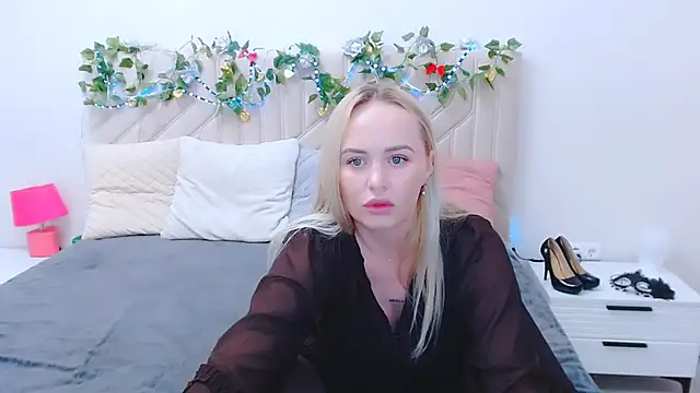 Snapshot of LiluMoon__ chatting on April 21, 2026, 4:01 pm LiluMoon online show from April 21, 2026, 4:01 pm