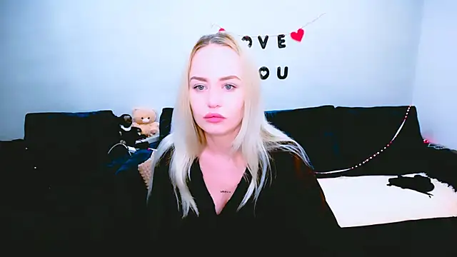 Snapshot of LiluMoon__ chatting on April 22, 2026, 6:49 am LiluMoon online show from April 22, 2026, 6:49 am
