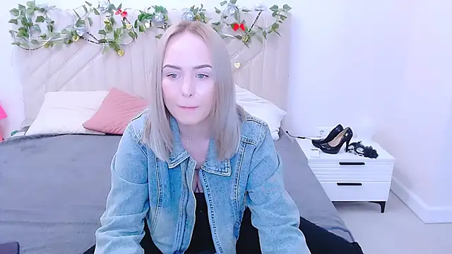 Snapshot of LiluMoon__ chatting on April 27, 2026, 11:19 am LiluMoon online show from April 27, 2026, 11:19 am