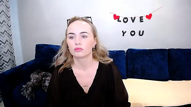 Snapshot of LiluMoon__ chatting on May 3, 2026, 7:03 am LiluMoon online show from May 3, 2026, 7:03 am