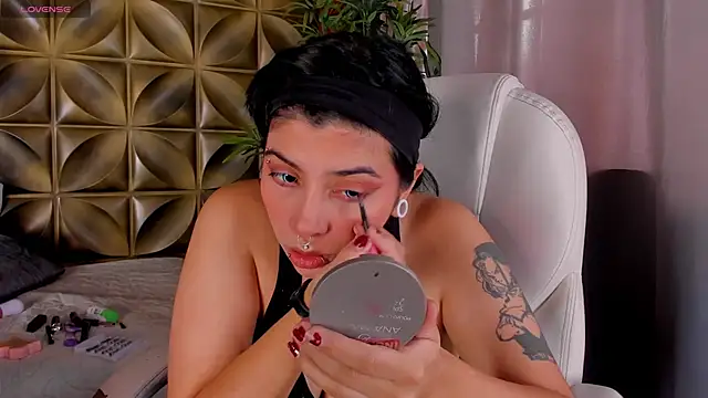 Snapshot of emily-santoss chatting on October 24, 2025, 2:13 pm emily-santoss online show from October 24, 2025, 2:13 pm