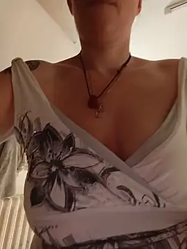 Snapshot of Sophierob1 chatting on June 17, 2026, 6:49 am Sophierob1 online show from June 17, 2026, 6:49 am