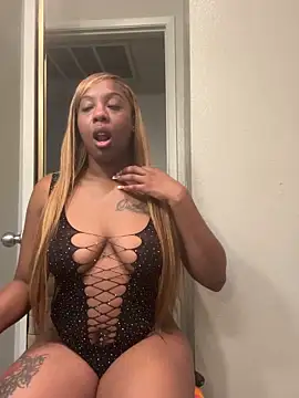 ObsessedWLyla online show from October 31, 2025, 7:09 am