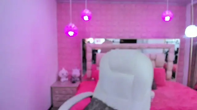 Snapshot of _laaura_ chatting on July 18, 2026, 1:04 pm laaura online show from July 18, 2026, 1:04 pm