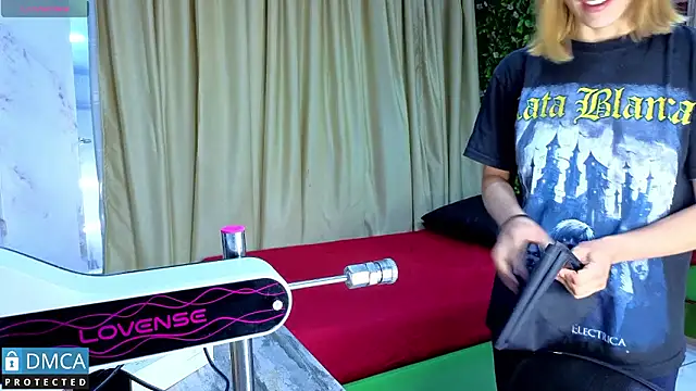 Snapshot of nena_cupcake_ chatting on February 2, 2026, 10:58 am nena cupcake online show from February 2, 2026, 10:58 am