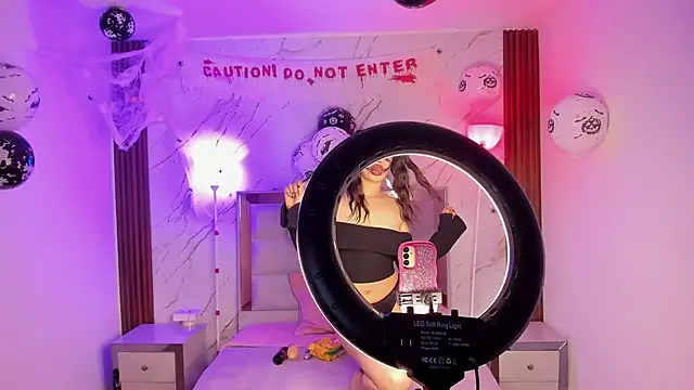 Lizeth Salazar online show from October 4, 2025, 12:03 pm