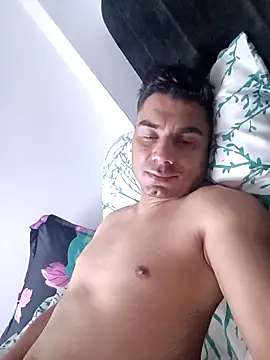 Snapshot of Ffeenniizz chatting on April 1, 2026, 2:45 am Ffeenniizz online show from April 1, 2026, 2:45 am