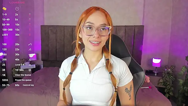 LanaMills  online show from September 18, 2025, 4:58 am