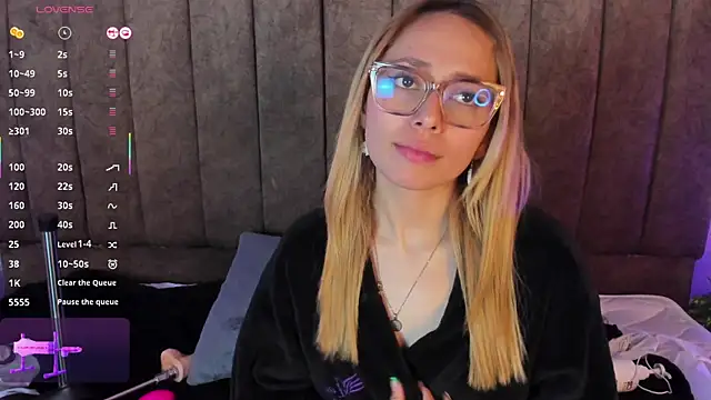 LanaMills  online show from November 9, 2025, 3:43 pm