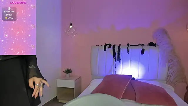 elisabethflores online show from October 17, 2025, 8:33 pm