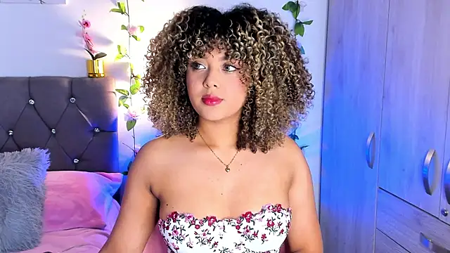 Snapshot of isajonnes18 chatting on October 6, 2025, 9:45 pm isajonnes18 online show from October 6, 2025, 9:45 pm