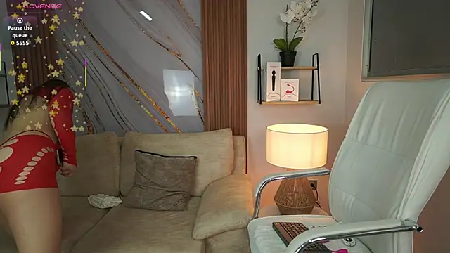 MilaCrave online show from October 3, 2025, 11:40 am