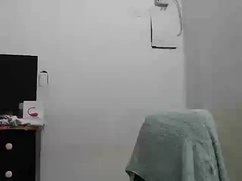 Snapshot of Bratzhot09 chatting on October 29, 2025, 3:25 pm Bratzhot09 online show from October 29, 2025, 3:25 pm