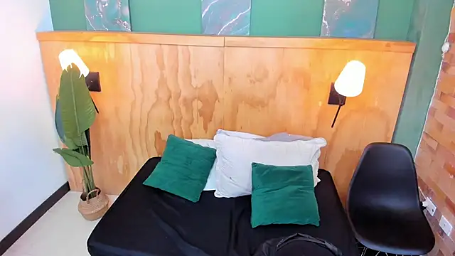 Snapshot of halleylorens chatting on February 24, 2026, 7:01 pm halleylorens online show from February 24, 2026, 7:01 pm