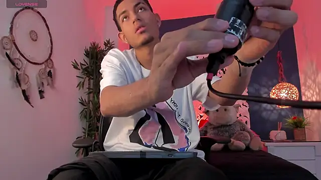 Adonis WB online show from October 3, 2025, 9:34 pm