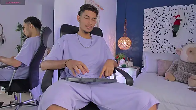 Adonis WB online show from November 24, 2025, 10:09 pm