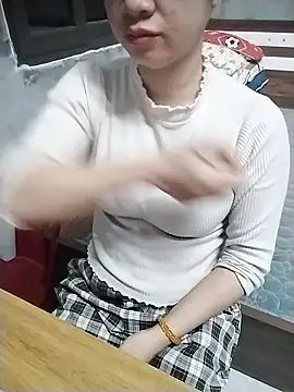 Snapshot of Mie_rose chatting on January 14, 2026, 12:27 am Mie rose online show from January 14, 2026, 12:27 am