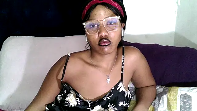 BUNNYCHOWX28 online show from December 3, 2025, 5:11 pm