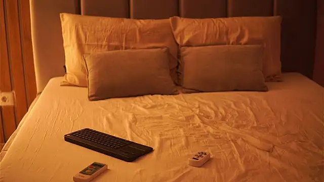 EllyLynn online show from October 4, 2025, 8:23 am