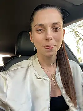 EllyLynn online show from April 8, 2026, 9:42 am