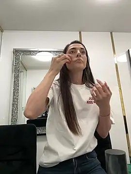 EllyLynn online show from April 13, 2026, 5:29 pm