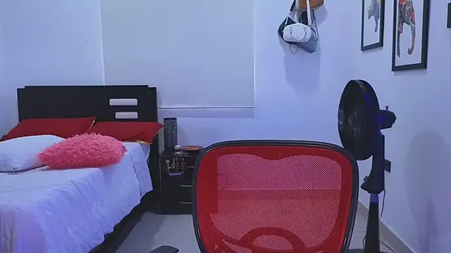 Snapshot of EmilyKisx chatting on October 7, 2025, 2:25 pm EmilyKisx online show from October 7, 2025, 2:25 pm