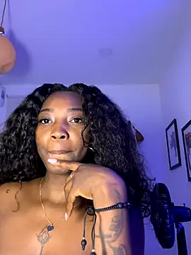 Snapshot of EmilyKisx chatting on October 15, 2025, 11:43 am EmilyKisx online show from October 15, 2025, 11:43 am