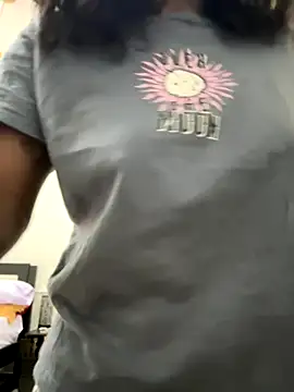 Snapshot of EmilyKisx chatting on October 16, 2025, 1:12 pm EmilyKisx online show from October 16, 2025, 1:12 pm