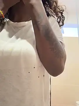 Snapshot of EmilyKisx chatting on October 22, 2025, 1:33 pm EmilyKisx online show from October 22, 2025, 1:33 pm