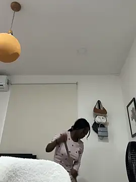 Snapshot of EmilyKisx chatting on October 31, 2025, 12:17 pm EmilyKisx online show from October 31, 2025, 12:17 pm