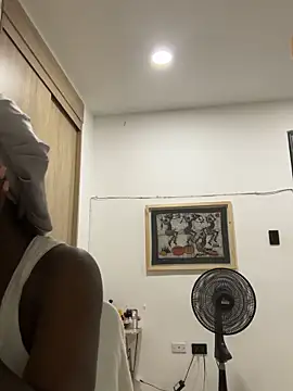 Snapshot of EmilyKisx chatting on November 10, 2025, 1:32 pm EmilyKisx online show from November 10, 2025, 1:32 pm