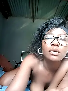 Snapshot of AngelaZamera chatting on November 12, 2025, 9:21 am AngelaZamera online show from November 12, 2025, 9:21 am