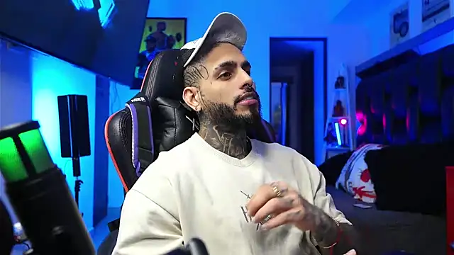 logan hugh8 online show from February 2, 2026, 3:49 am