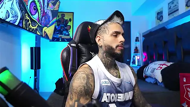 logan hugh8 online show from February 15, 2026, 8:38 pm