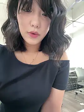 luluya1314 online show from April 24, 2026, 5:32 am