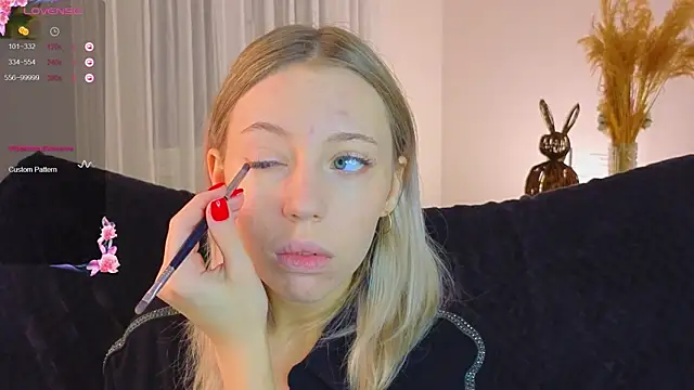 NyxaThorn online show from November 15, 2025, 2:35 pm