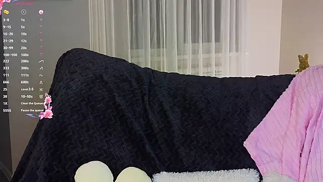 NyxaThorn online show from November 30, 2025, 2:43 pm