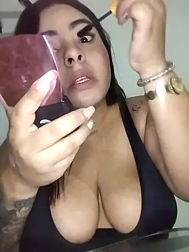 Snapshot of Luciana_r chatting on October 14, 2025, 1:06 am Luciana r online show from October 14, 2025, 1:06 am