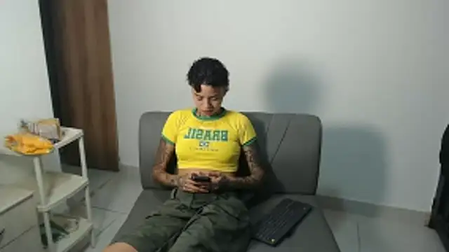 ParisAndVi online show from November 28, 2025, 2:14 am