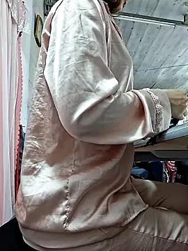 irina hana online show from December 17, 2025, 1:00 am