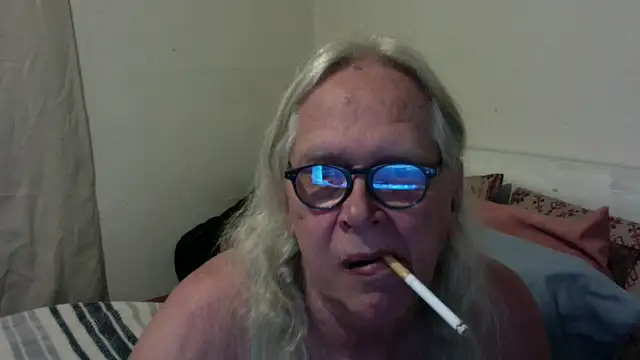 Snapshot of OldLadySara chatting on May 23, 2026, 3:23 am OldLadySara online show from May 23, 2026, 3:23 am