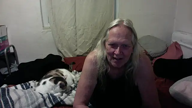 Snapshot of OldLadySara chatting on May 27, 2026, 11:29 am OldLadySara online show from May 27, 2026, 11:29 am