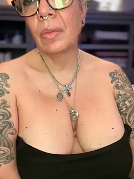 dieseldame1313 online show from March 20, 2026, 7:13 am